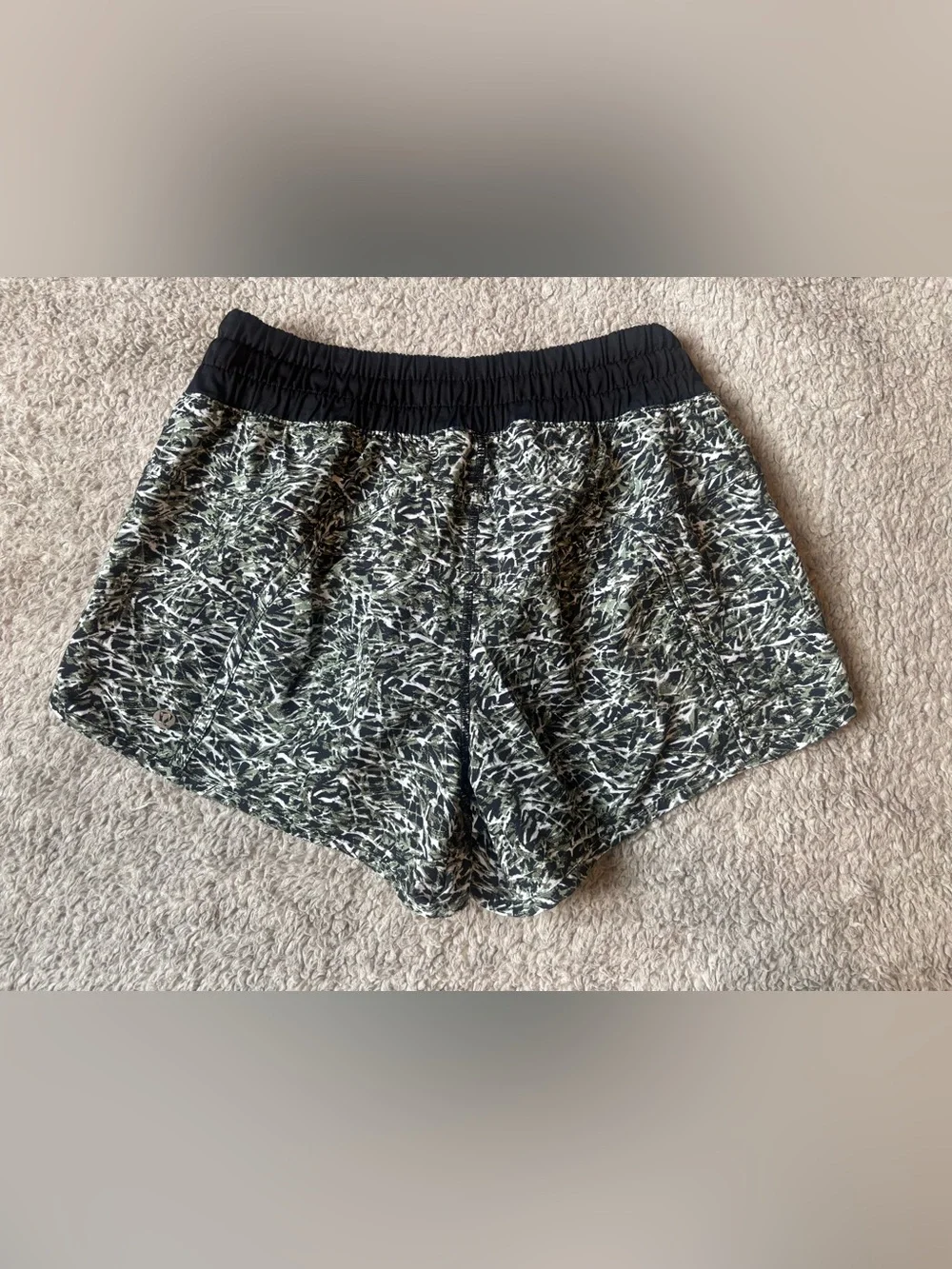 Lululemon Tracker Short IV Mini Ripple Desert Olive Fatigue Green Size 6